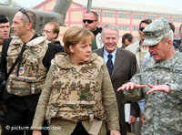 German chancellor Angela Merkel (center) in military gear (photo: dpa)