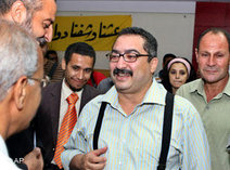 Egyptian journalists surround the editor of daily al-Dustour, Ibrahim Eissa (photo: AP)