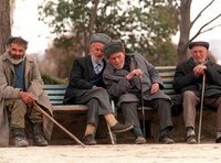 Old men sitting on a bench in Stepanakert (photo: DW)