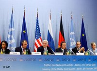 From left to right: Condoleezza Rice, Sergej Lawrow, Frank-Walter Steinmeier, Ban Ki Moon, Javier Solana, Benita Ferrero-Waldner (photo: AP)