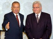 Germany's Federal Foreign Minister Frank-Walter Steinmeier (right) with Uzbekistan's President Islam Karimov in Tashkent in November 2006 (photo: AP)