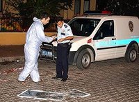 Turkish police officers investigate the crime scene in Marmaris (photo: AP) 