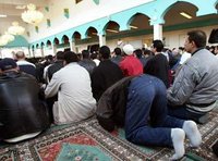 Praying Muslims in a mosque in Berlin (photo dpa)