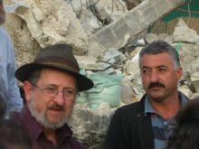 Rabbi Yehiel Grenimann and a Palestinian man (photo: rabbibrian.wordpress.com)