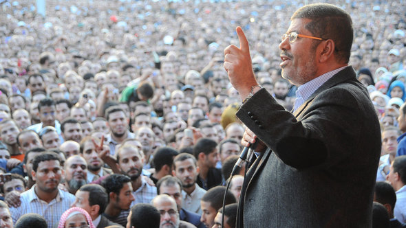 Ägyptens Präsident Mohammed Mursi hält eine Rede vor dem Präsidentenpalast in Kairo; Foto: Reuters 