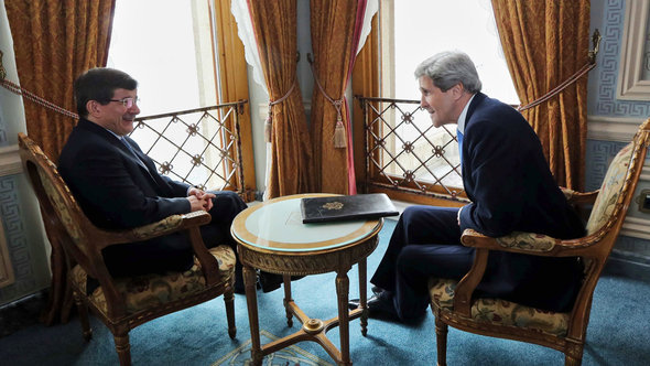 Der türkische Außenminister Ahmet Davutoglu (l.) mit US-Außenminister John Kerry in Istanbul; Foto: dpa