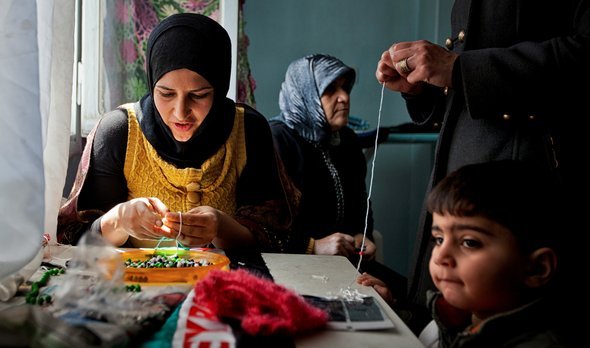 امرأة سورية في حلب تعمل في الخياطة. فيكتور براينار