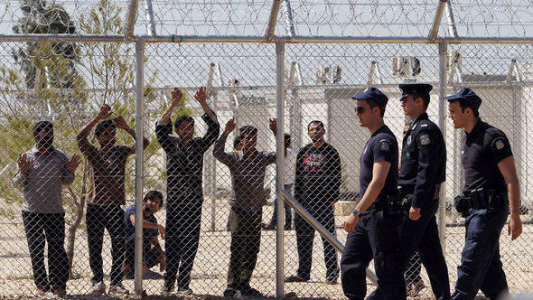 'Illegale' Einwanderer im griechischen Auffanglager Amygdaleza bei Athen; Foto: AP