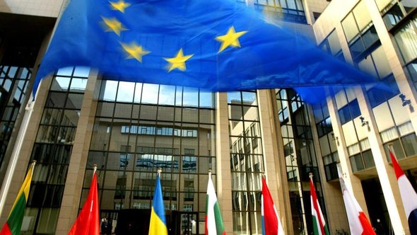 Fahnen der EU-Mitgliedsstaaten vor dem EU-Ratsgebäude in Brüssel; Foto: dpa/picture-alliance