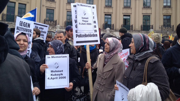 احتجاجات نساء تركيات في ميونخ ضد إرهاب خلية النازيين الجدد. DW  