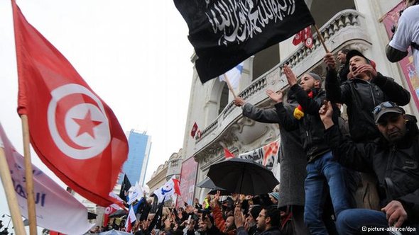 Ennahda supporters demonstrating against the government on 16 February 2013 (photo: picture-alliance/dpa)
