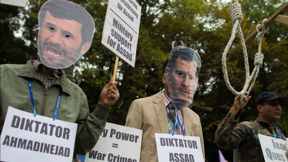 احتجاجات على دعم أحمدي نجاد للأسد في الحرب السورية. رويترز
