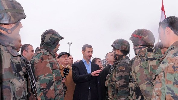 الرئيس السوري بشار الأسد يتحدث مع جنوده في حيّ بابا عمرو في حمص. د ب أ