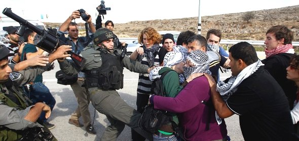 Auseinandersetzung zwischen israelischen Grenzpolizisten und palästinensischen und internationalen Friedensaktivisten bei Shuqba in der Westbank; Foto: Reuters