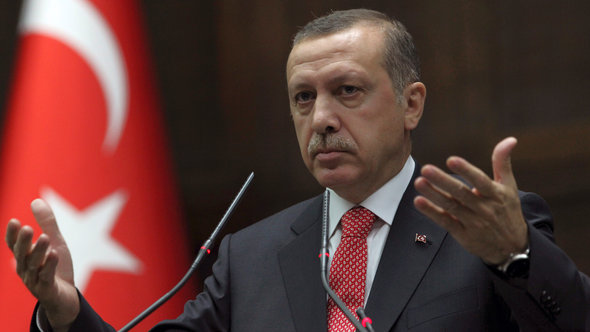 Der türkische Premierminister Recep Tayyip Erdogan vor dem Parlament in Ankara; Foto: Burhan Ozbilici/AP/dapd