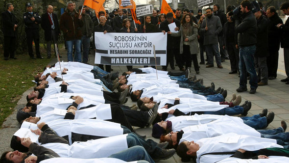 Mitglieder einer pro-kurdischen Partei protestieren in Ankara gegen die türkische Regierung; Foto: Adem Altan/AFP/Getty Images