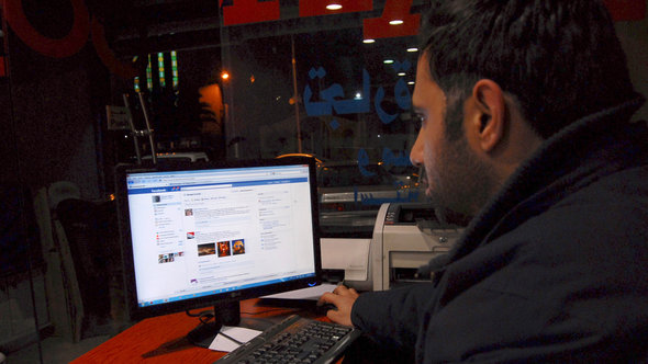 Ein syrischer Mann in einem Internet-Café in Damaskus; Foto: AP Photo/Muzaffar Salman