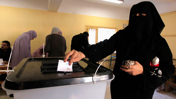 Wählerin in Mahalla bei der Stimmabgabe zur neuen Verfassung; Foto: Reuters/Mohamed Abd El Ghany