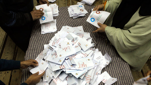 Die Stimmzettel zur ersten Runde des Verfassungsreferendums werden in Kairo ausgezählt; Foto: AP