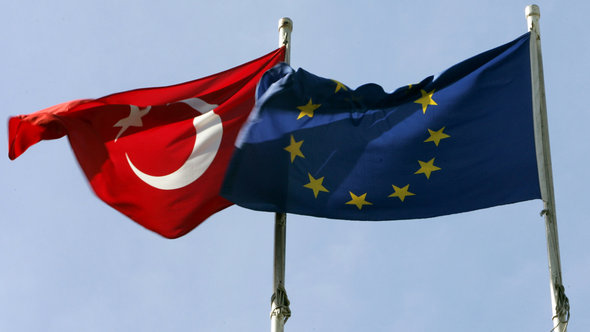 Symbolbild Fahnen der EU und der Türkei; Foto: picture-alliance/dpa