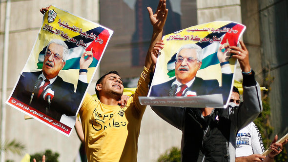 أنصار للرئيس الفلسطيني محمود عباس في غزة. رويترز