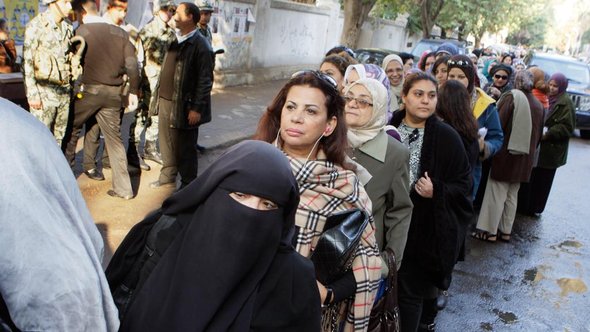 Frauen an den Wahlurnen in Kairo; Foto: AP/dapd