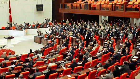Abstimmung über Abschaffung der Todesstrafe am 2.8.2002 im türkischen Parlament in Ankara; Foto: picture-alliance