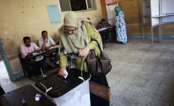 Wählerin bei der Stimmabgabe in Alexandria; Foto: AP/dapd