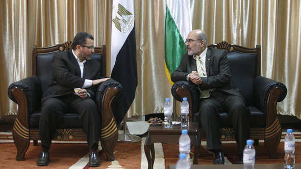 Der ägyptische Premierminister Hisham Kandil (links) auf seinem kurzen Besuch bei seinem Amtskollegen im Gaza-Streifennd Zial al-Zaza (rechts); Foto: Eyad Al-Baba/picture-alliance/landov