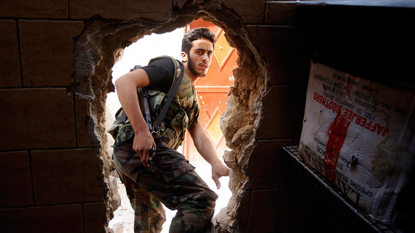 Ein Kämpfer der Freien Syrischen Armee in Aleppo; Foto: Reuters/Goran Tomasevic