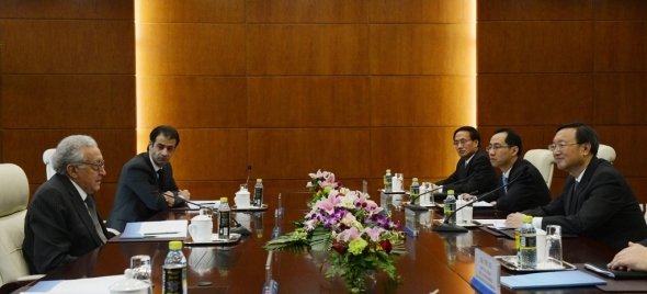 er Sondergesandte der Vereinten Nationen und der Arabischen Liga für Syrien, Lakhdar Brahimi, im Gespräch mit Chinas Außenminister Yang Jiechi; Foto: dpa 