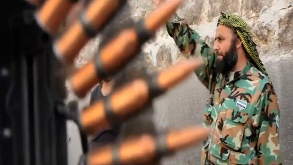 Aufständischer der FSA neben Patronengürtel; Foto: AP