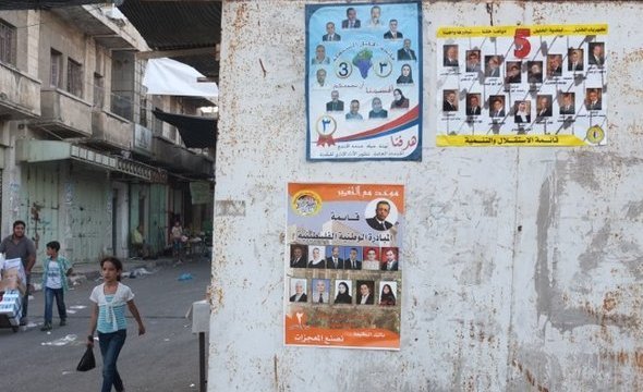 Wahlplakate an einer Hauswand in den palästinensischen Gebieten; Foto: René Wildangel