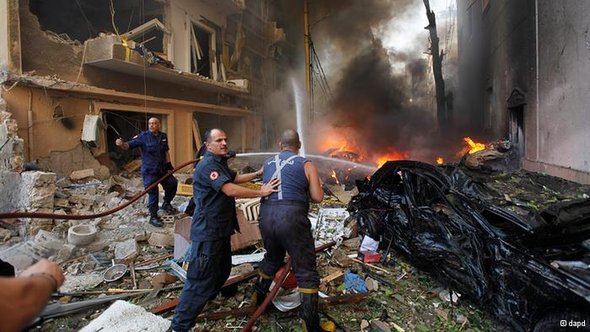Beiruter Feuerwehrleute versuchen verzweifelt der zahlreichen Autobrände Herr zu werden; Foto: dapd