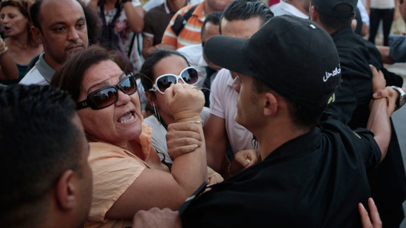 Demonstration im Zuge der Debatte um die Vergewaltigung einer jungen Frau durch von zwei Polizisten; Foto: Reuters/Zoubeir Souissi