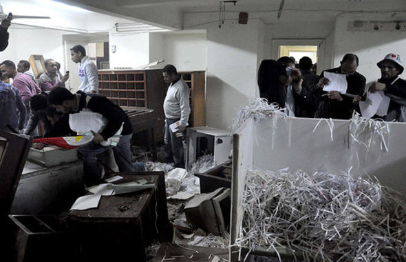 Stürmung der Geheimdienstzentrale in Alexandria; Foto: AP