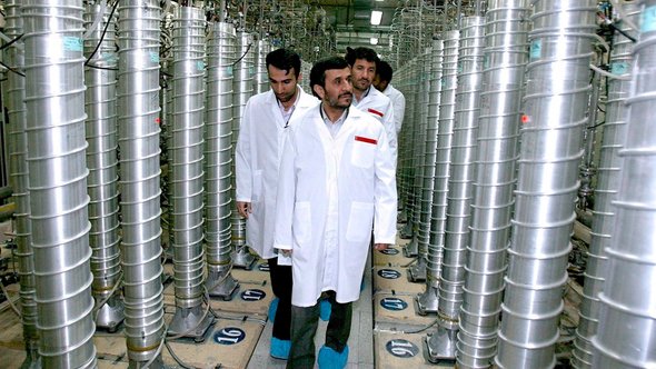 Irans Präsident Ahmadinedschad besucht iranische Atomanlage in Natans; Foto: dpa