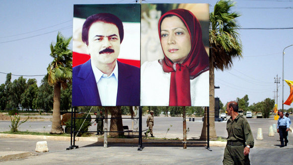 Stellwand mit dem Bild von Maryam und Massud Rajavi im Camp Ashraf, Foto: AFP/Getty Images