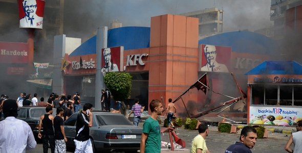 Brennendes KFC-Fast-Food-Restaurant in Tripoli; Foto: AP