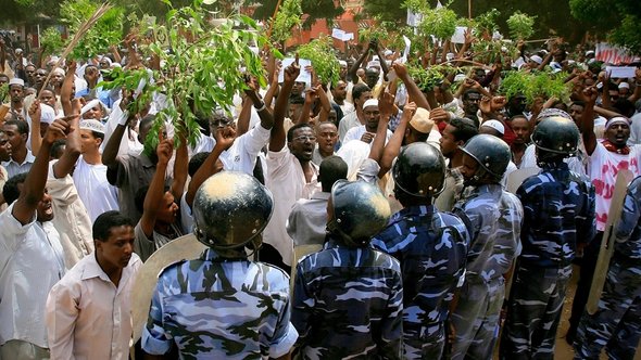 Demonstranten vor der deutschen Botschaft in Khartum; Foto: Getty Images