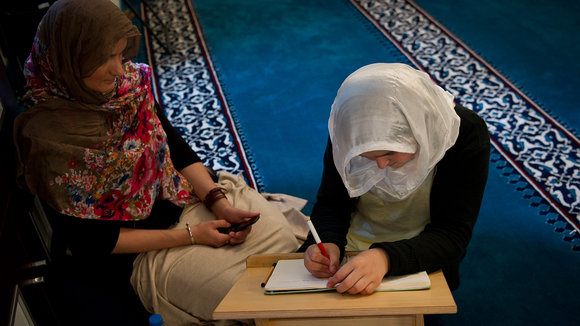 Besucherinnen der Sehitlik-Moschee in Berlin; Foto: dapd