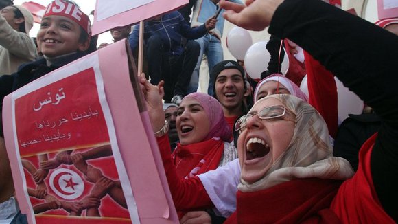 Tunesier begehen den ersten Jahrestag der Revolution in der Habib Bourguiba Avenue in Tunis, Foto: dpa