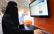Saudi woman surfs the internet (photo: AP)