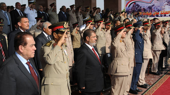 Ägyptens Präsident Mursi und Vertreter des Obersten Militärrates in Kairo; Foto: Reuters