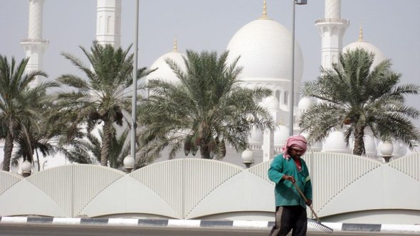 Ägyptischer Gastarbeiter vor der Scheich Said Moschee in Abu Dhabi; Foto: dpa 
