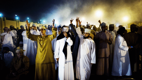  د ب ا محتجون عمانيون