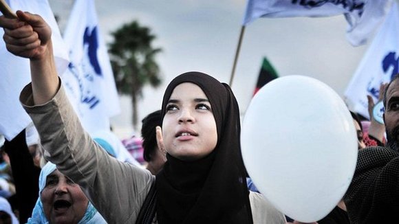 Ennahda-Anhängerin in Tunesien, Foto: dpa/picture-alliance