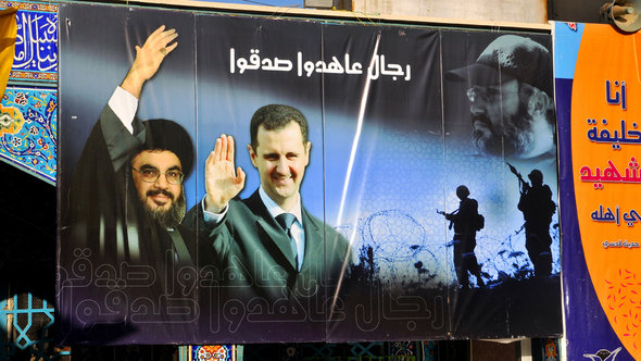 Hisbollah-Chef Nasrallah und Assad auf einem Plakat im schiitischen Pilgerort Sayyida Zainab, Foto:picture alliance/ZB  