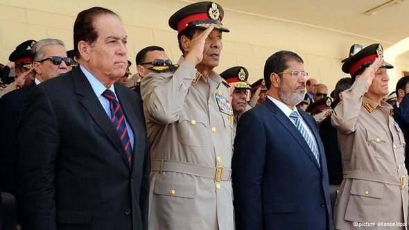 Ägyptischer Präsident Mursi bei einem Treffen mit Militärratchef Tantawi; Foto: dpa