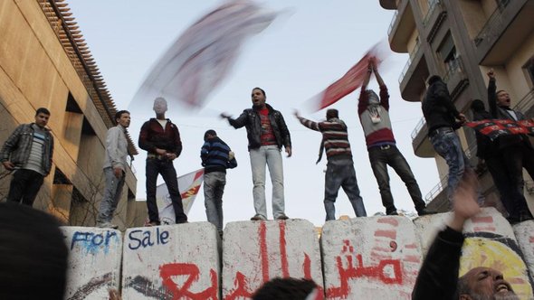 Jugendliche Demonstranten auf dem Tahrir-Platz; Foto: AP/dapd